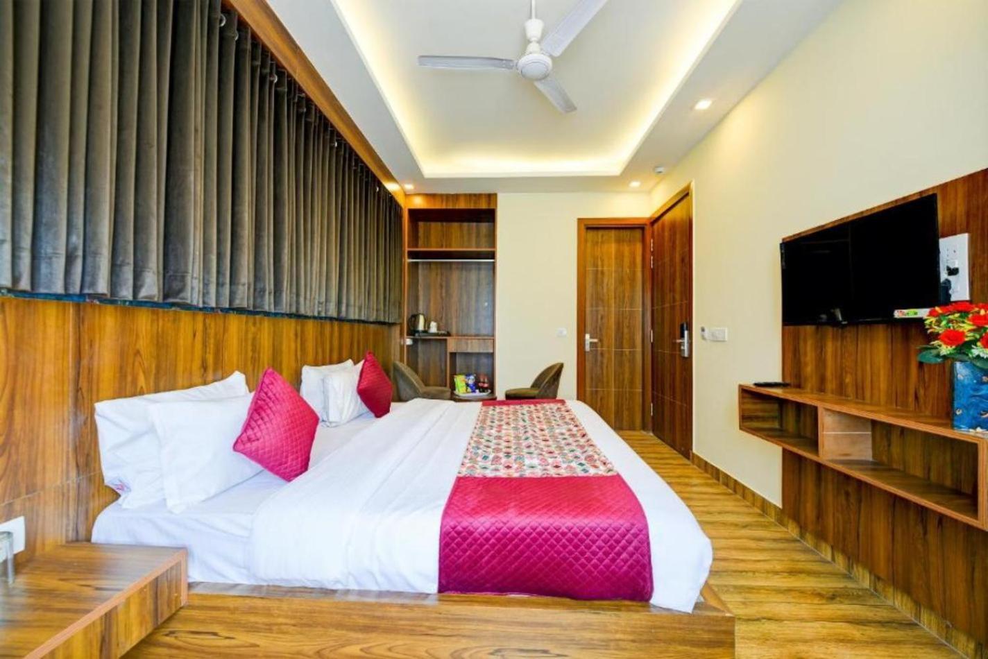 Rosewood Suites A Family Hotel Near Delhi Airport Nueva Delhi Exterior foto